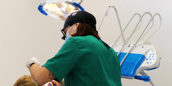 intervento dentale paziente donna studio odontoiatrico san giorgio delle pertiche